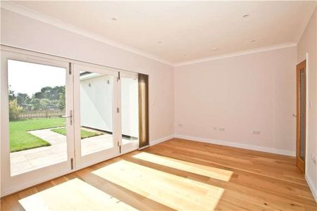 A spacious four bedroom family home with beautiful river views - Photo 3