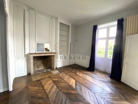 AU PIED DU PALAIS JACQUES COEUR MAISON DU XVIIème - Photo 3