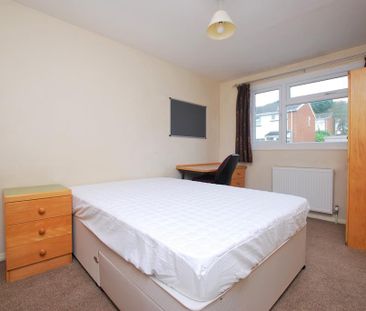 4 bedroom end of terrace house to rent - Photo 2