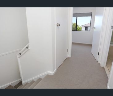 Beautifully Refurbished Townhouse in Quiet, Convenient Location - Photo 3