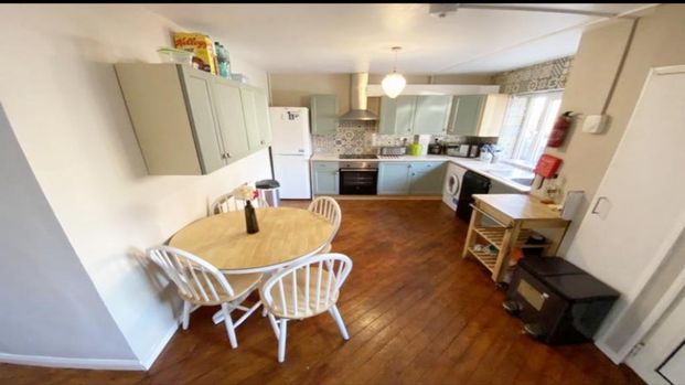 1 bedroom in a flat share to rent - Photo 1