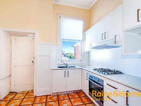 Conveniently Located Apartment - Photo 5