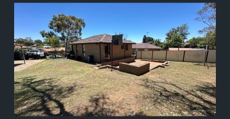 Spacious 3 Bedroom Home with Pet Friendly Yard !!! - Photo 3