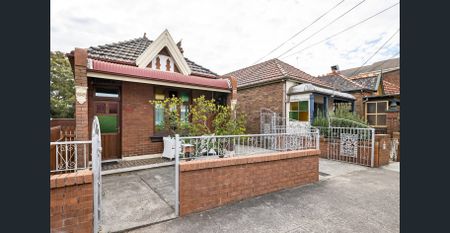 Delightful three-bedroom home with period charm - Photo 4