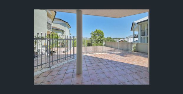 Prestigious 2-Bedroom Residence with Courtyard in Prime Yeronga Location - Photo 1