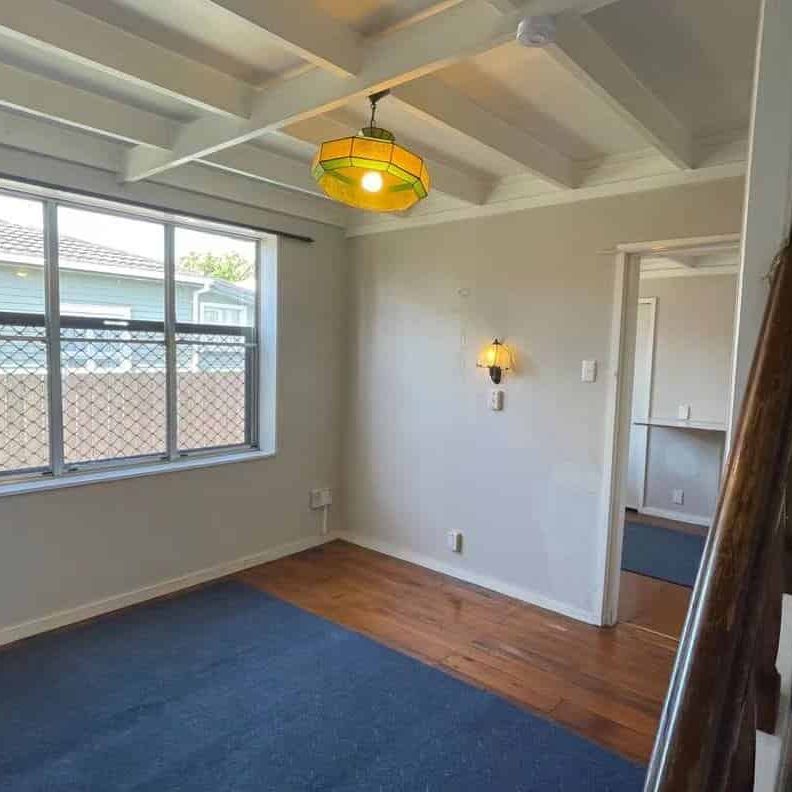 2 bedroom house (optional to rent a 2 bedroom sleepout) - Photo 1