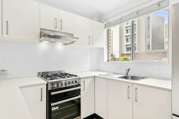 Light-Filled Apartment in a Prime Lifestyle Location - Photo 1