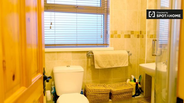 Cozy room in 2-bedroom houseshare in Crumlin, Dublin - Photo 1