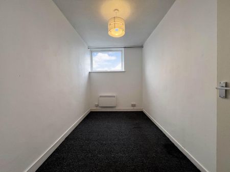 3 bedroom flat to rent - Photo 4