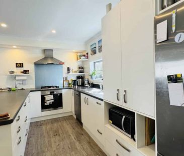 Modern & sunny 3 bedroom home in prime location - Photo 3