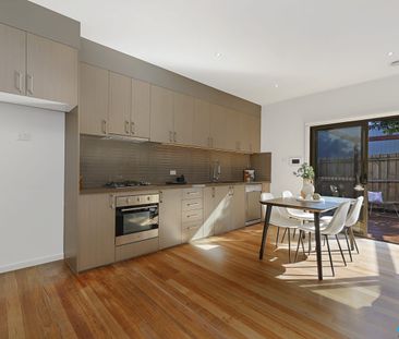 'Modern, Low Maintenance Villa that's Well Located' - For Lease - Photo 6