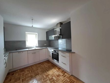 Bestlage-nahe Stadtzentrum, sanierte 2 ZI & Klimaanlage mit großem Balkon, Carport - Photo 4