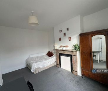 1 bedroom in a house share to rent - Photo 2