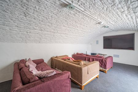 8 bedroom equestrian property to rent - Photo 3