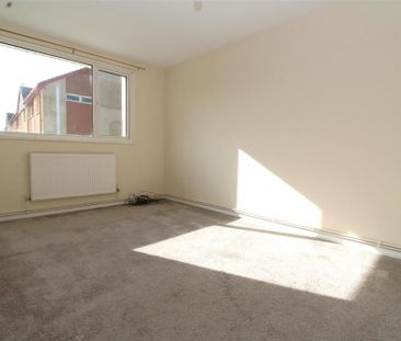 3 bedroom end of terrace house to rent - Photo 4