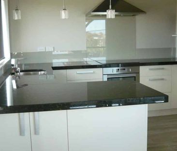 Great Location - Large Deck & View to Rangitoto! - Photo 2