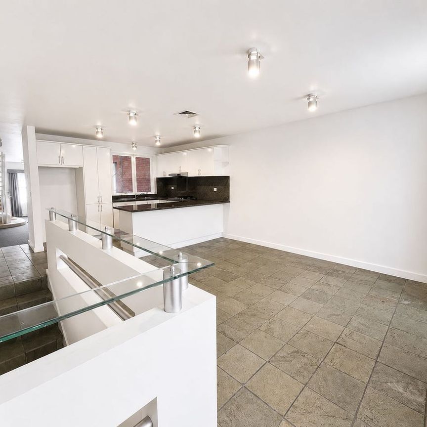 Stylish Family Living with City Views and a Sunny North-Facing Garden - Photo 1