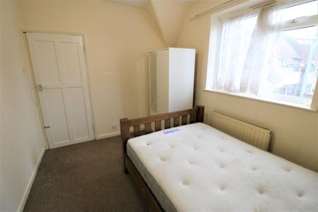 3 bedroom end of terrace house to rent - Photo 2