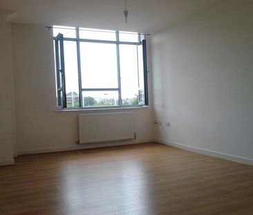 1 Bed Flat, Point Red, LU2 - Photo 3