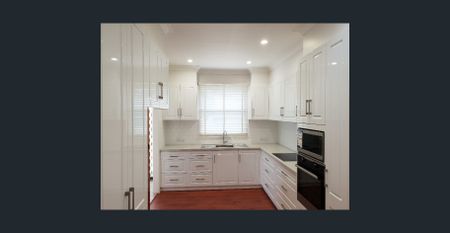 PICTURE PERFECT & TAILOR MADE FOR FAMILY LIVING IN A BOUTIQUE SETTING CLOSE TO ALL AMENITIES - Photo 3