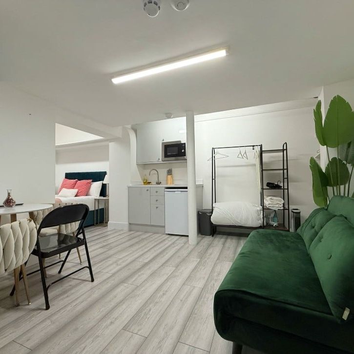 Studio Flat, Pembroke Road, W8 - Photo 1