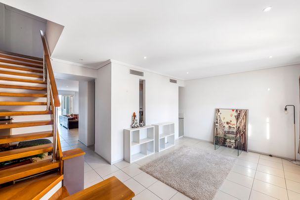 41 Watts Drive, Varsity Lakes QLD 4227 - House For Rent - $1,100 | Domain - Photo 1