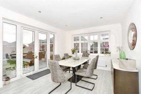 4 bedroom detached house to rent - Photo 4