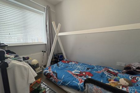 Holly Close - Photo 2