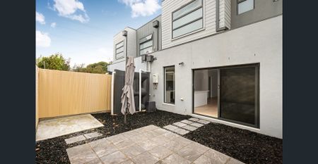 Spacious Family Townhouse in Clayton South - Photo 5