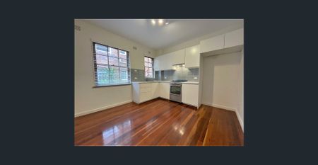 Modern 2 Bedroom Art Deco Garden Apartment Near Beach - Photo 4