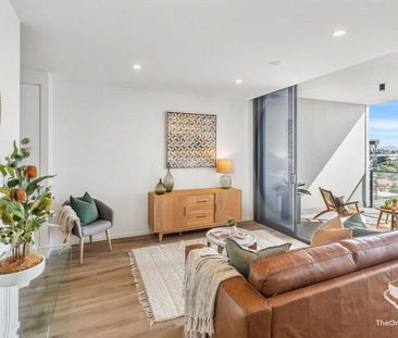 Modern Two Bedroom Apartment with Rooftop Pool & City Views - Photo 1