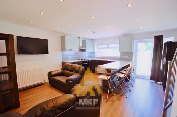 4 Bedroom 2 Bathroom - Photo 1