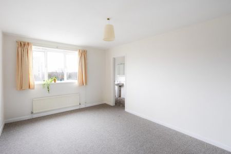 2 Bed Flat - Photo 3