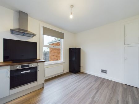 2 bedroom House in Edgehill Street, Reading - Photo 4