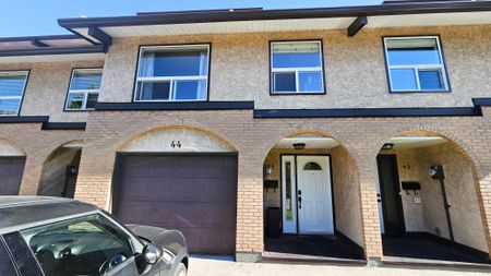 Bright And Spacious Townhouse Backing Onto Green Space Canyon Meadows. - Photo 5