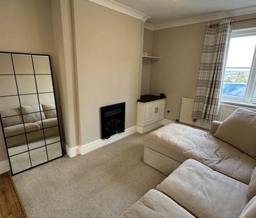 2 bedroom mews to rent - Photo 2