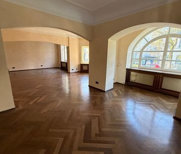 Wohnen im klassischen Altbau: Fischgrätparkett und ca. 3 m Deckenhöhe - Photo 5