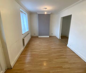 £1,300 PCM, Three Bedroom House with Off-Road Parking and Enclosed ... - Photo 3