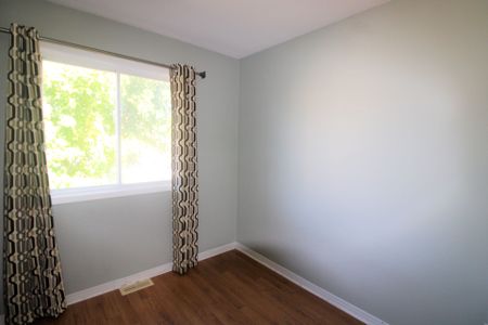 For Lease - 355 Crowder Boulevard, Newmarket, Ontario - Photo 5