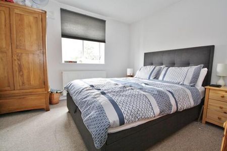 Chestnut Walk, West Byfleet, Surrey, KT14 - Photo 2