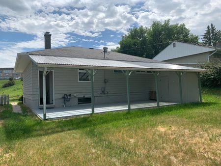 2 bdrms up 2 bdrms down well maintained Main Floor home in Winston heights! - Photo 3