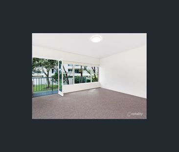 Renovated Eastern Hill apartment in a quiet location - Photo 4