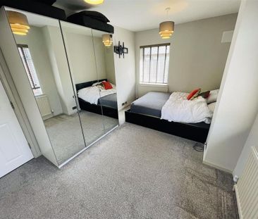 4 bedroom end of terrace house to rent - Photo 3