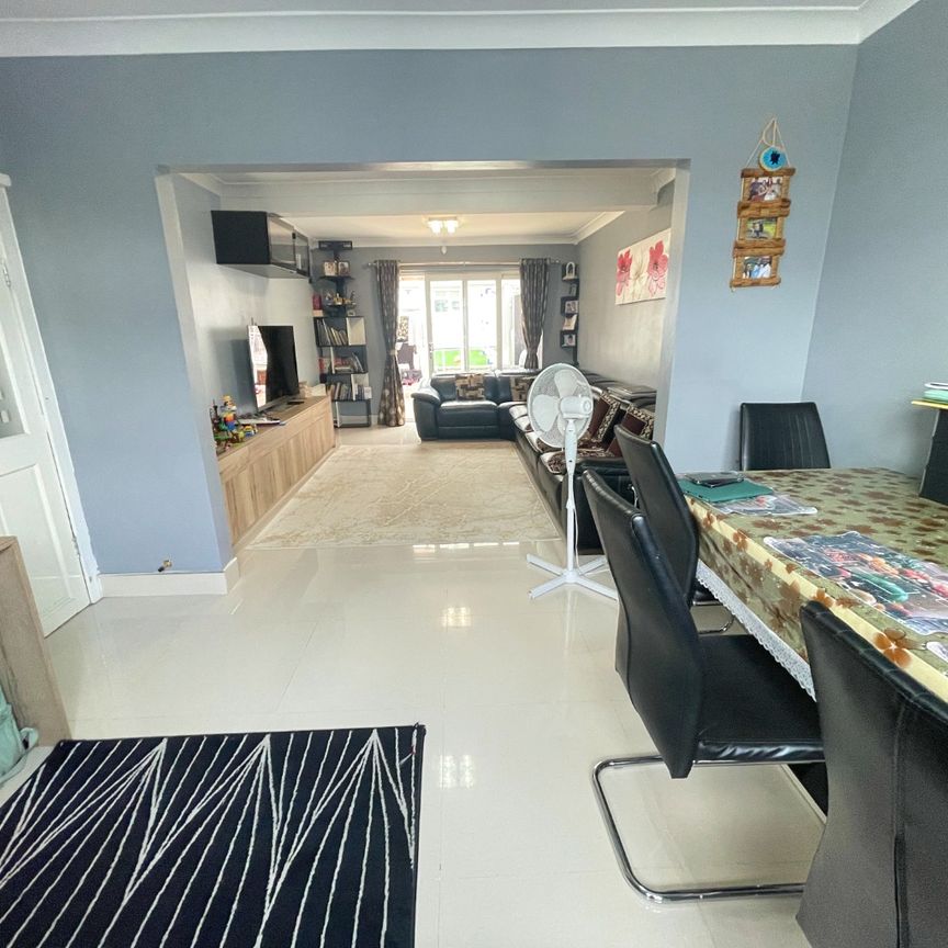 4 bed semi-detached house to rent in Barnhurst Path, Watford, WD19 - Photo 1