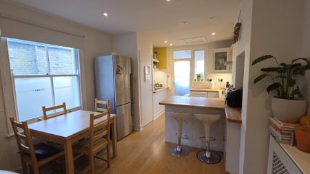 BRIGHT, PEACEFUL, SPACIOUS LARGE DOUBLE WITH SUPERKING BED NEAR TUBE - Photo 4