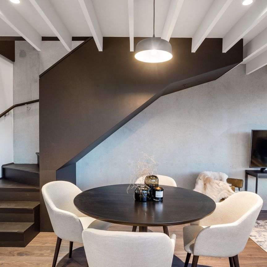 Exclusive Townhouse With 3x Secure Parking - Photo 1