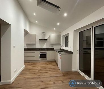 3 bedroom semi-detached house to rent - Photo 6