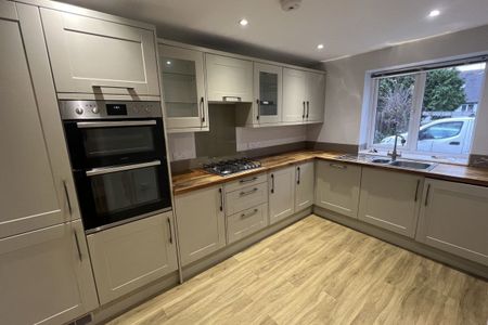 Lily Close - Photo 5