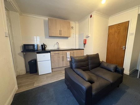 1 bedroom in a house share to rent - Photo 2