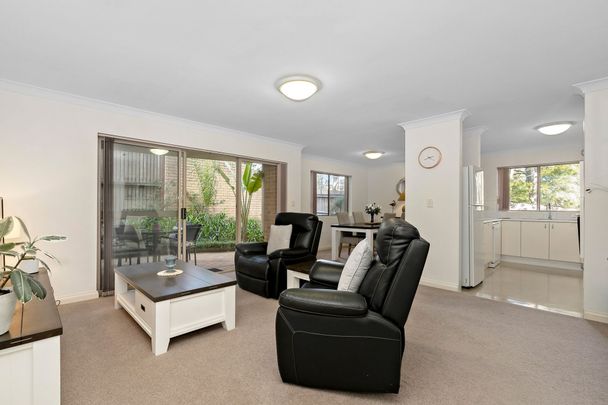 Gorgeously maintained unit with two courtyards - Photo 1